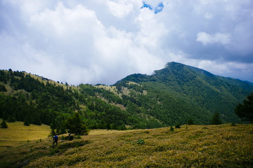 開けた笹原で休む登山者・大菩薩嶺の日本百名山