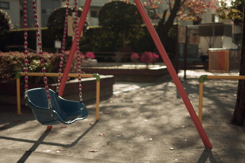 誰もいない公園に置き去られたブランコと静寂