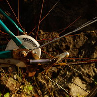 錆びついた自転車の後輪とスポーク、放置自転車の金属劣化の写真