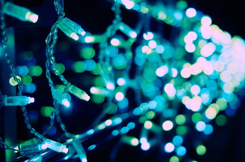 青く輝くイルミネーションのライトアップ夜景