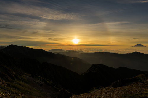 ご来光のハロ現象と富士山が見える赤石岳からの眺望