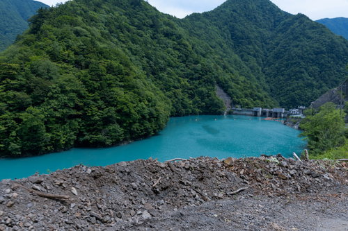 赤石岳の南アルプス、大井川上流の青い川と上流ダム