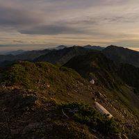 朝日に照らされる南アルプス南部の稜線と赤石岳の写真