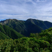 赤石岳中腹から見る悪沢岳と新緑の南アルプス山々の写真
