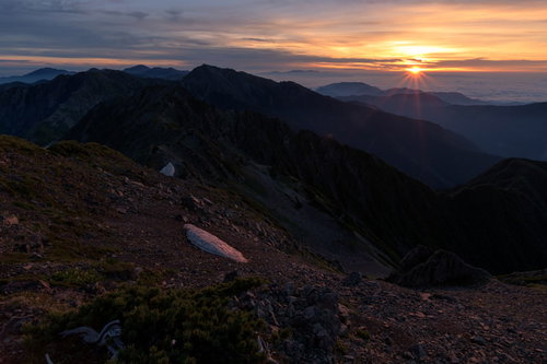 赤石岳山頂から見る朝焼けと南アルプスの山々