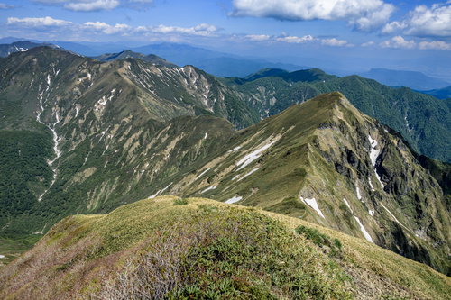 谷川岳の急峻な鋭鋒、エビス大黒ノ頭の稜線
