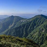 西黒尾根の稜線から見る谷川岳ロープウェイと山小屋の写真