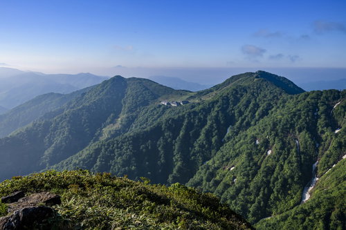 西黒尾根の稜線から見る谷川岳ロープウェイと山小屋