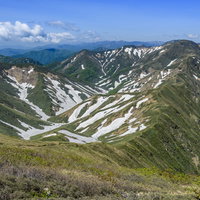 雪渓残る谷川主脈の山々と登山道、三国山脈の峰々の写真