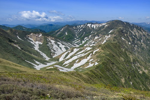 雪渓残る谷川主脈の山々と登山道、三国山脈の峰々