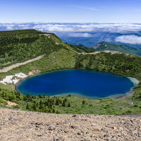 一切経山山頂から見る魔女の瞳（五色沼）の写真