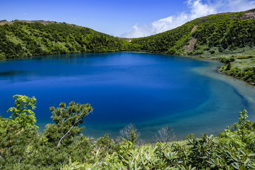 福島県の一切経山で見る魔女の瞳と呼ばれる青いカルデラ湖