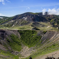 吾妻小富士の火口縁から見る一切経山と吾妻連峰の写真