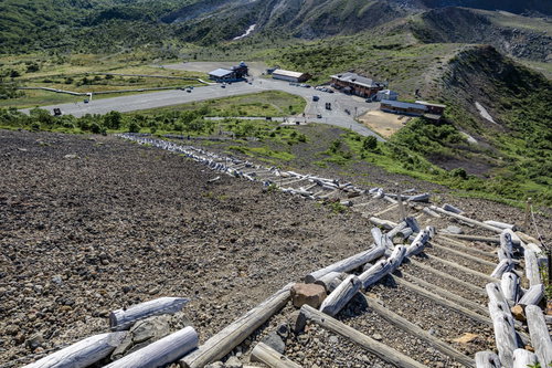 吾妻小富士から見下ろす浄土平ビジターセンターと登山道の階段