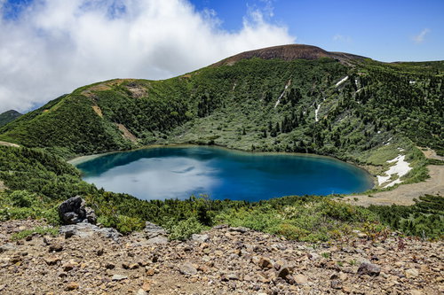 家形山から見る一切経山とカルデラ湖「魔女の瞳」