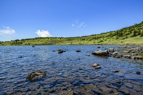 吾妻連峰の山頂に広がる高層湿原と湖