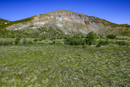 浄土平から見える一切経山と広がる草原の登山風景