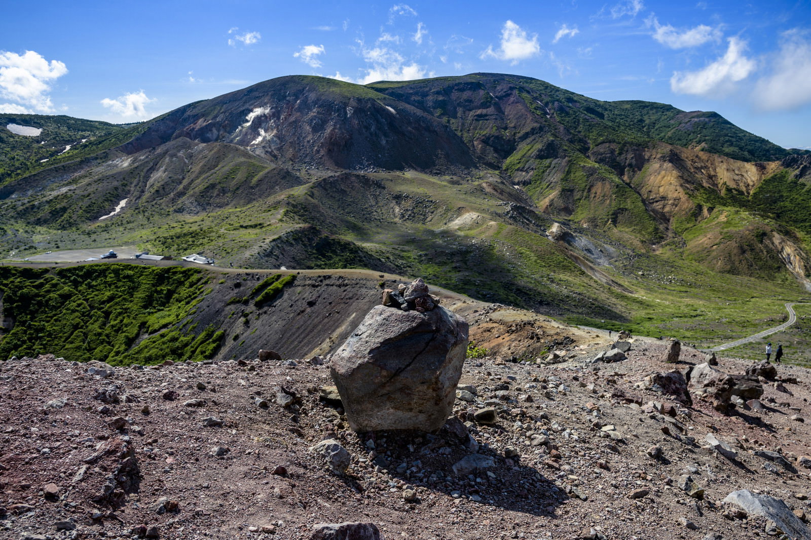 浄土平の火山岩と一切経山の山並みが広がる風景