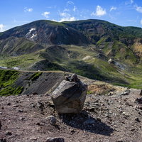 浄土平に転がる火山岩と一切経山の山並み（吾妻連峰）の写真
