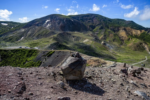 浄土平に転がる火山岩と一切経山の山並み（吾妻連峰）