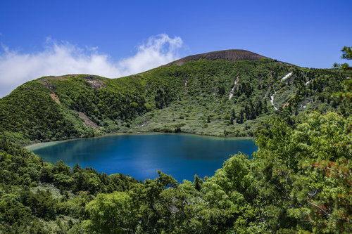 登山道の茂みから見るカルデラ湖（魔女の瞳）