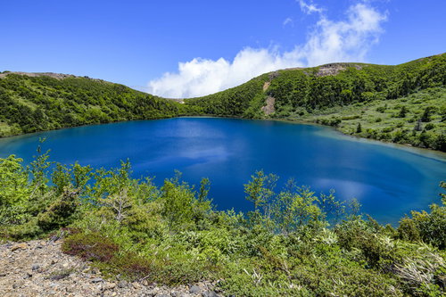 真っ青な水を携えた福島のカルデラ湖「魔女の瞳」
