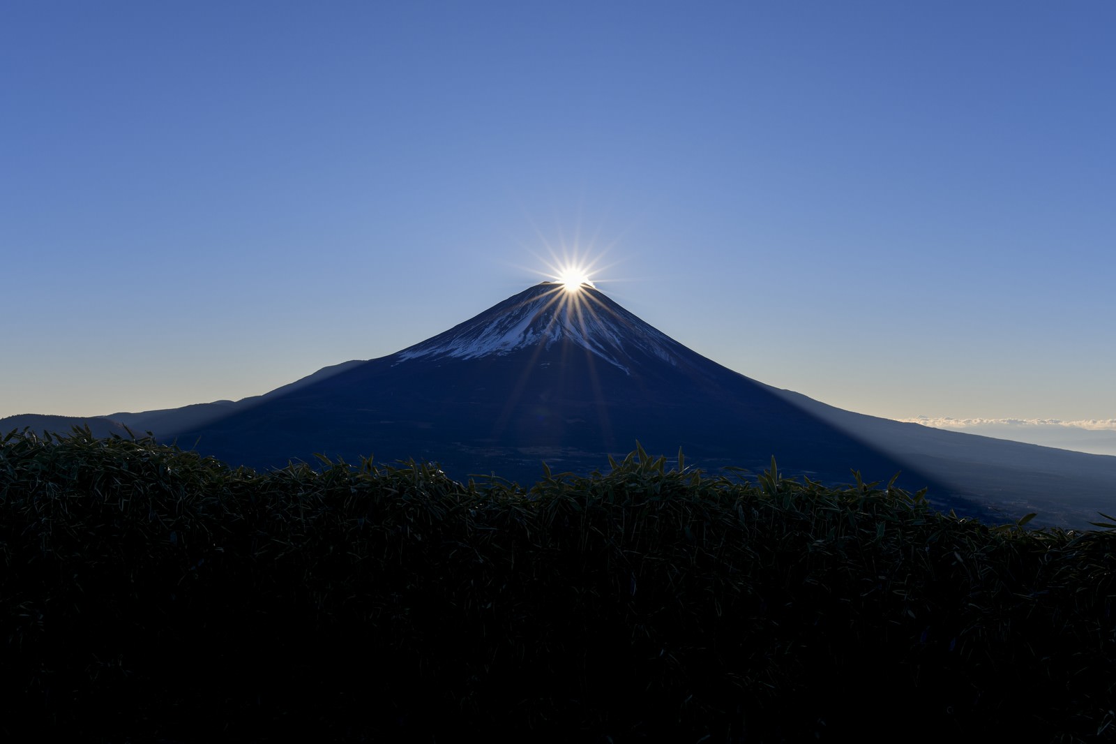 富士山の山頂から太陽が昇るダイヤモンド富士の光景