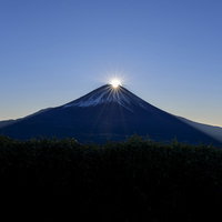 顔を出したばかりのダイヤモンド富士と光芒の写真