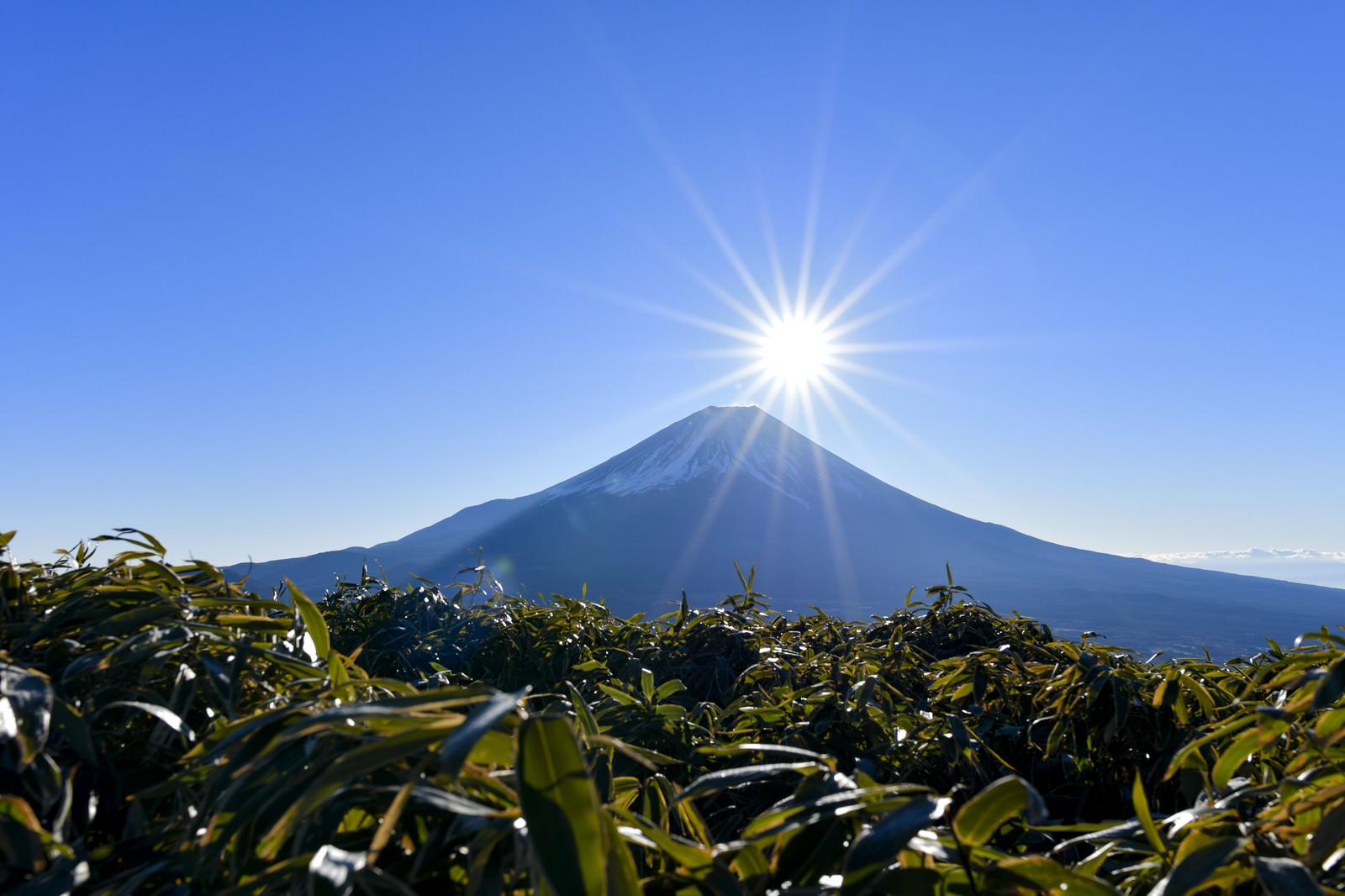 富士山頂から昇る太陽と放射状に広がる光芒のダイヤモンド富士