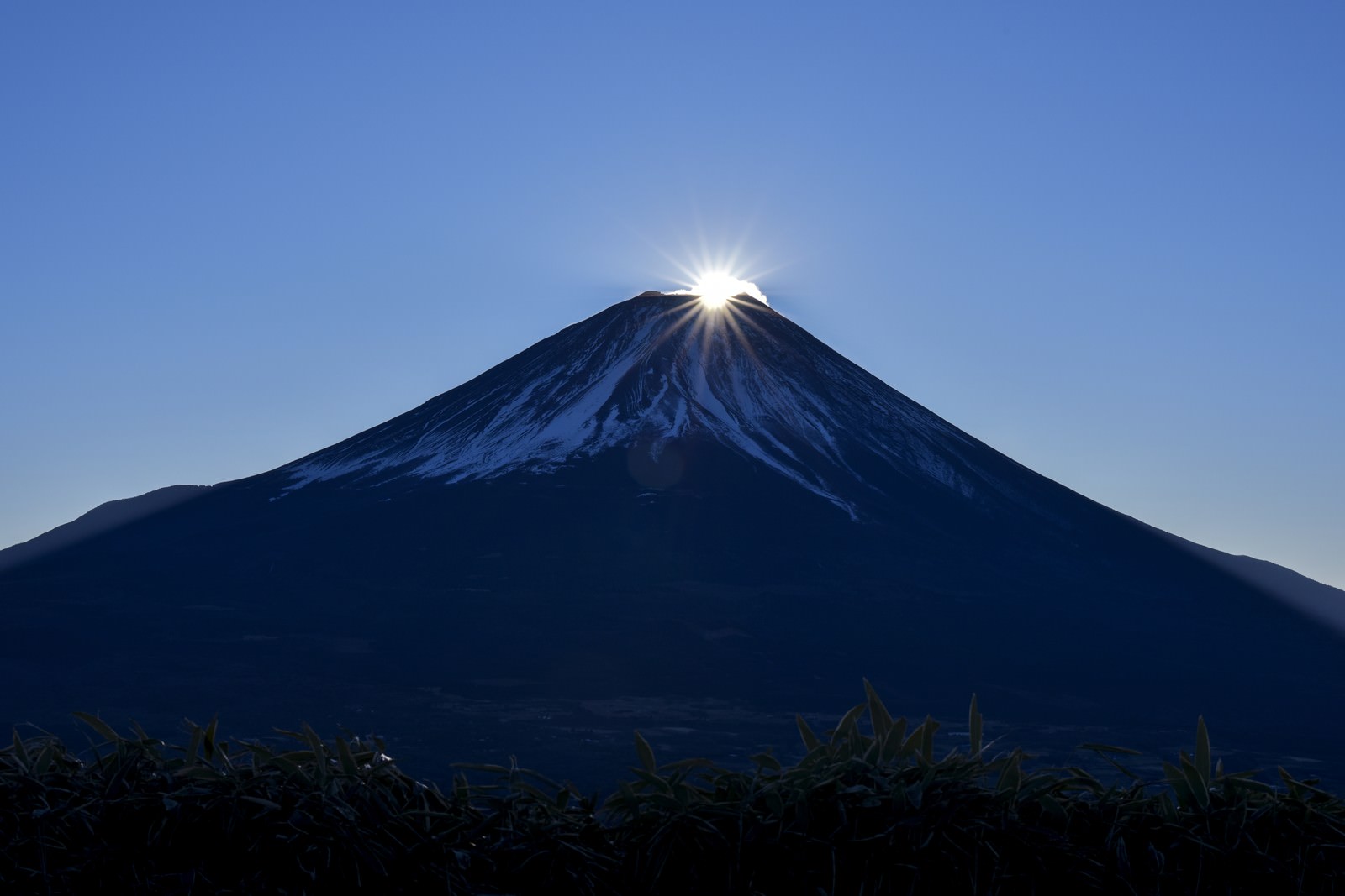 富士山山頂から昇るダイヤモンド富士と光芒
