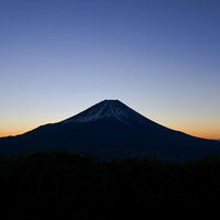 夜明け前の富士山と朝焼け、竜ヶ岳から見たダイヤモンド富士の写真