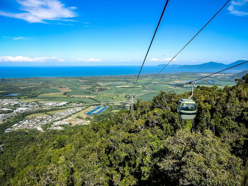 キュランダスカイレールのゴンドラから見る世界遺産の熱帯雨林と街の景色