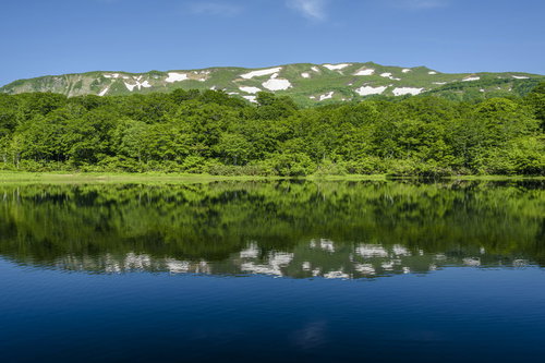 奥羽山脈の焼石岳が湖面に映る水鏡の自然風景