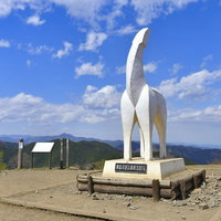 陣馬山の山頂広場に設置された白いオブジェと記念碑の写真