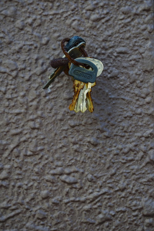 壁につるされた古びた錆びた鍵の束、ヴィンテージアンティーク雑貨
