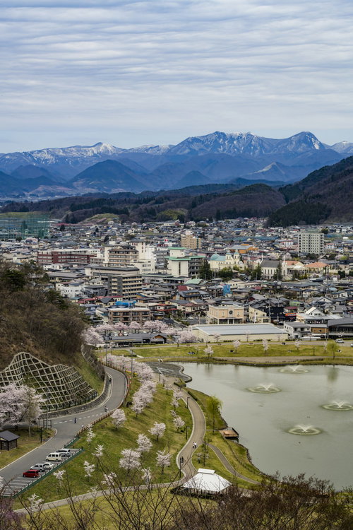 舞鶴山から俯瞰する天童市内と雪を頂いた奥羽山脈