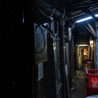 荒れ果てた飲み屋の裏路地と赤い看板の写真