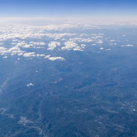 飛行機から見た大地と空の眺め - 上空からの空撮風景の写真