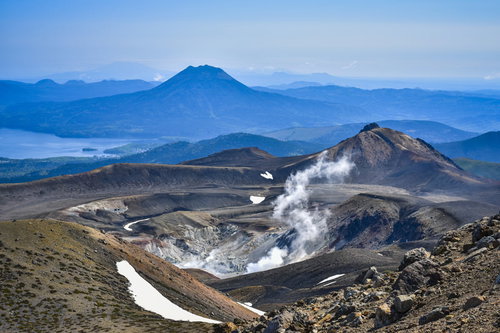 火口から噴煙吹き上げる雌阿寒岳と雄阿寒岳