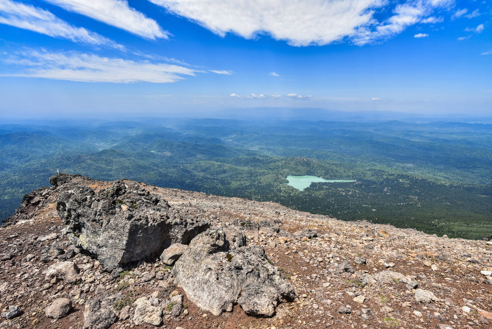 阿寒富士山頂から見下ろすオンネトー湖と北海道の山岳風景
