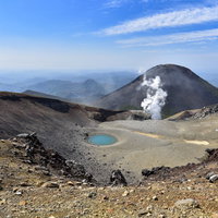 雌阿寒岳山頂から見る噴煙と阿寒富士（北海道釧路市）の写真