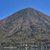 日本百名山の男体山（栃木県日光市）春の登山とツツジの写真