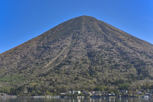 日本百名山の男体山（栃木県日光市）春の登山とツツジ