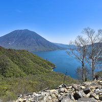 中禅寺湖と男体山を見下ろす登山道からの風景（栃木県日光市）の写真
