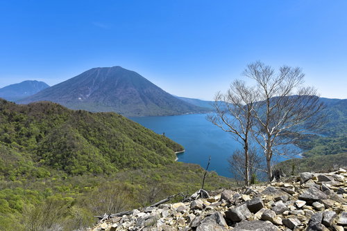 中禅寺湖と男体山を見下ろす登山道からの風景（栃木県日光市）