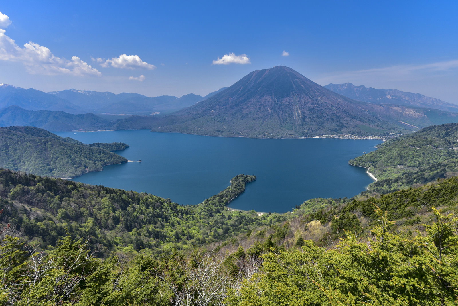半月山展望台から見た中禅寺湖と男体山の山岳風景