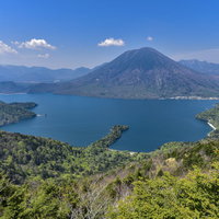 半月山展望台から見る中禅寺湖と男体山の絶景の写真