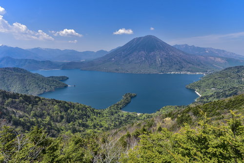 半月山展望台から見る中禅寺湖と男体山の絶景