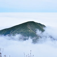 山頂付近の池塘と残雪 日本百名山の写真