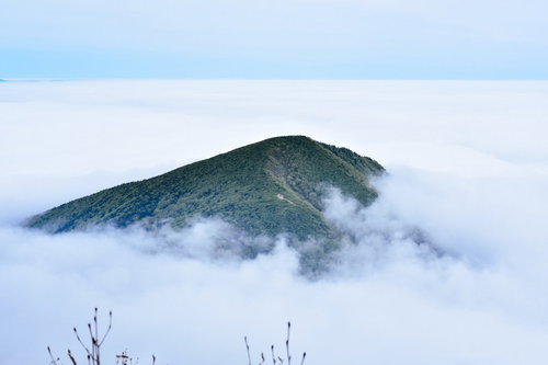 山頂付近の池塘と残雪 日本百名山